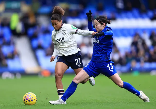 Leila Wandeler of West Ham United is challenged by Hikaru Kitagawa of Everton