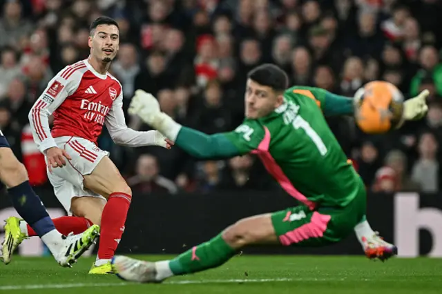 Gabriel Martinelli (L) scores
