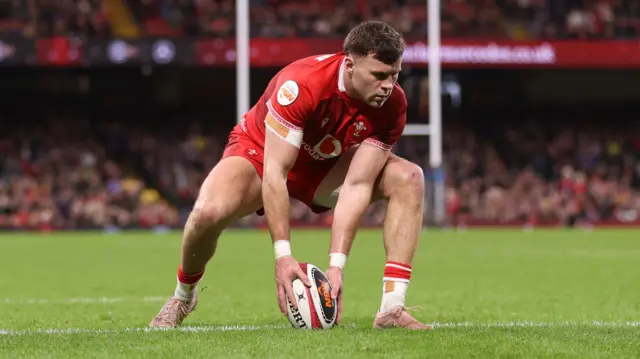 Mason Grady taps down for try