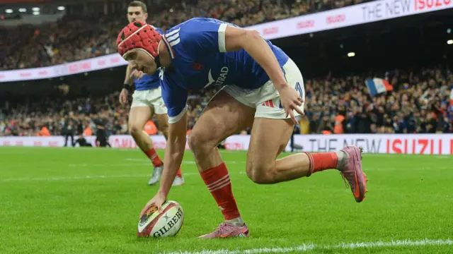 France's Louis Bielle-Biarrey scores his sides second try