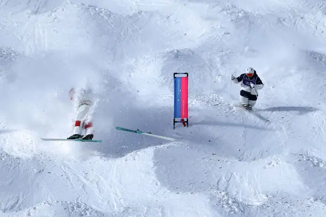 Julien Viel crashes out
