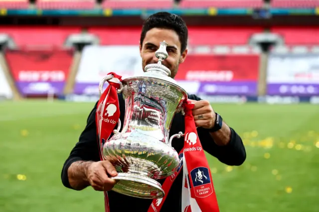 Mikel Arteta holding the FA Cup trophy