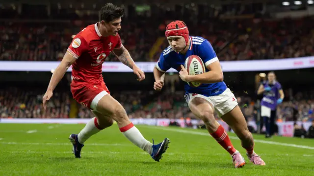 Louis Bielle-Biarrey scores for France