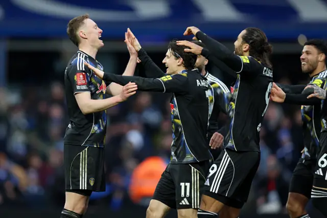 Sean Longstaff, Brenden Aaronson and Dominic Calvert-Lewin of Leeds United celebrates