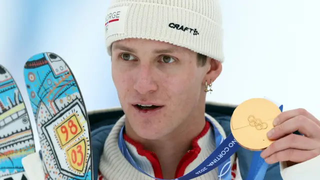 Birk Ruud holds a gold medal