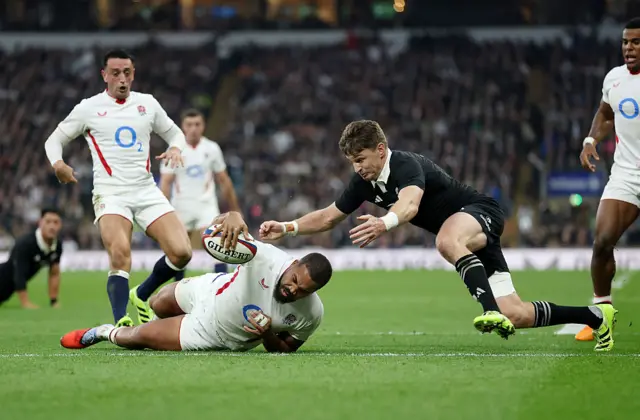 Ollie Lawrence scores against New Zealand