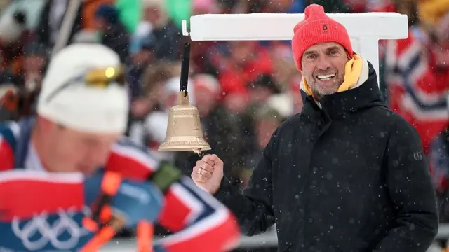 Jurgen Klopp ringing a bell