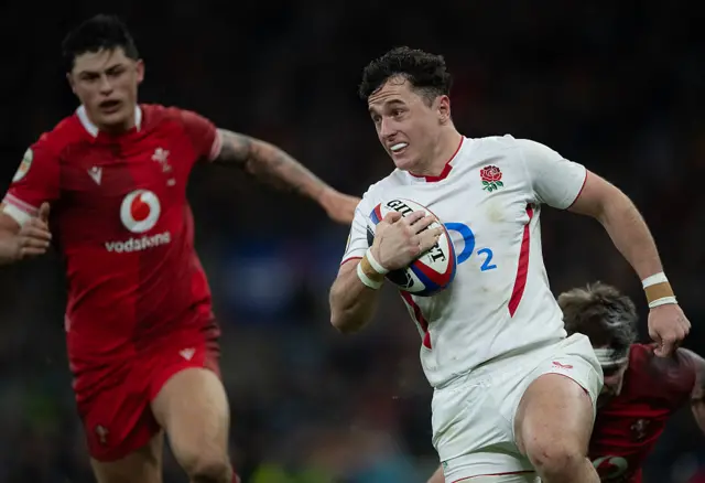 Arundell runs clear for a try with Louis Rees-Zammit trailing in his wake