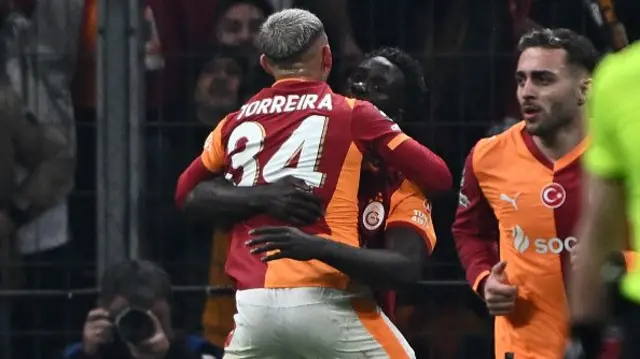Davinson Sanchez (C) celebrates with Galatasaray's Uruguayan midfielder #34 Lucas Torreira