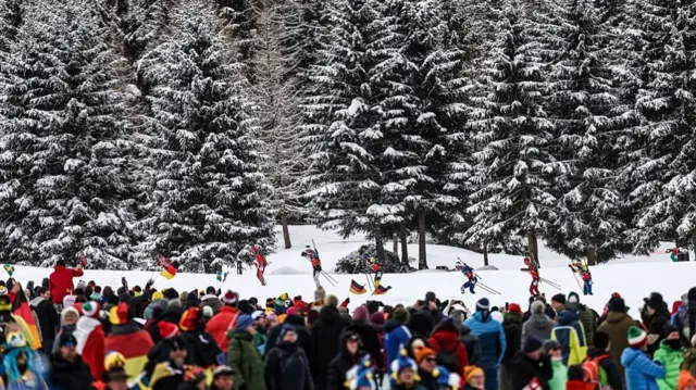 Competitors take part in the men's biathlon 4 x 7,5km relay
