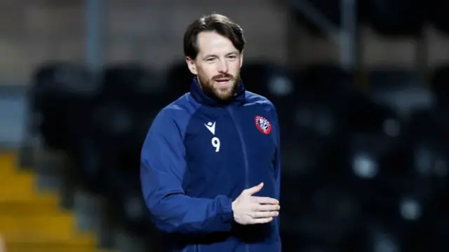 Marc McNulty warms up