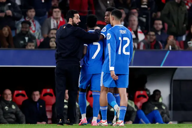 Trent Alexander-Arnold comforts Vini Jr