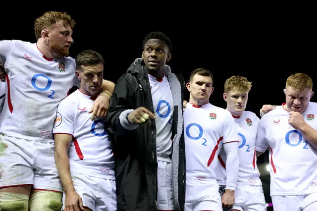 Maro itoje talks to his England team