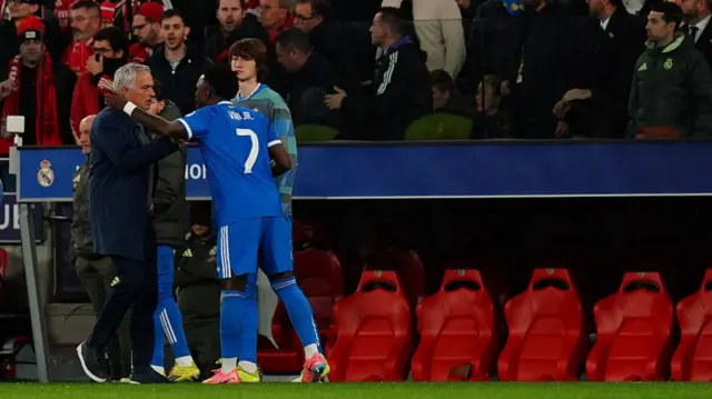 Jose Mourinho in discussion with Vini Jr