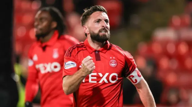 Graeme Shinnie celebrates