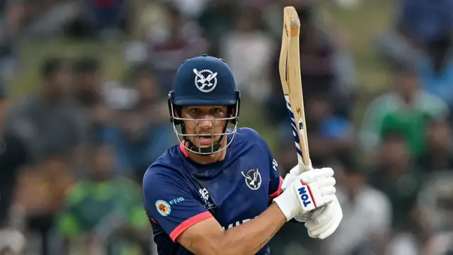 JJ Smit plays a shot