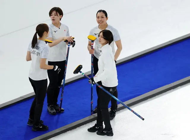 Sayaka Yoshimura, Kaho Onodera, Mina Kobayashi and Anna Ohmiya of Team Japan interact