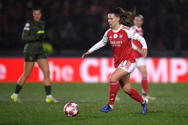 Pelova shapes to play a pass in midfield