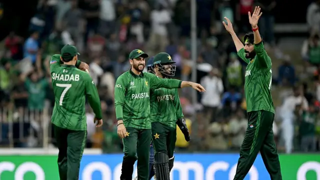 Pakistan's players celebrate