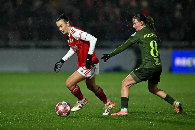 Foord tries to round her marker