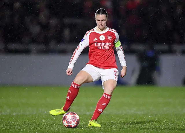 Wubben-Moy passes the ball