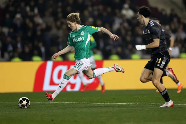 Newcastle United's English midfielder #10 Anthony Gordon shoots the ball and scores