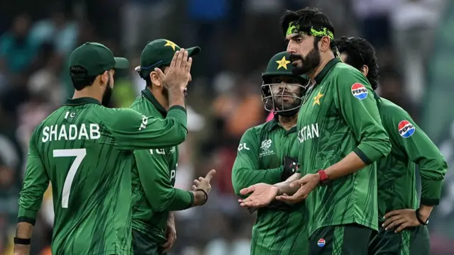 Usman Tariq (R) celebrates with teammates