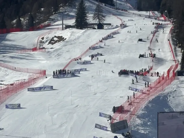 Coaches crowd on slope Tofane