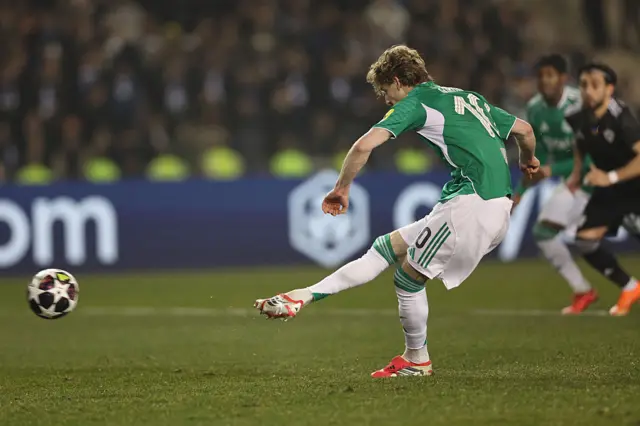 Newcastle United's English midfielder #10 Anthony Gordon shoots and scores from the penalty spot