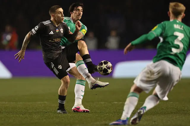 Qarabag's Spanish midfielder #09 Jonatan Montiel Caballero and Newcastle United's Italian midfielder #08 Sandro Tonali vie for the ball