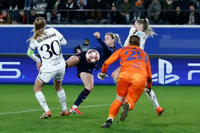 Alessia Russo scores for Arsenal