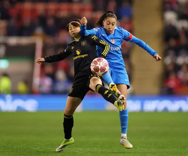 Miyazawa tackles Benitez in midfield