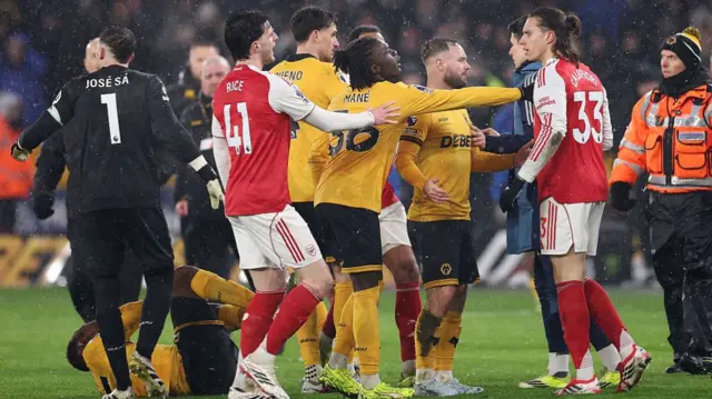 Arsenal and Wolves players have a tussle after the final whistle