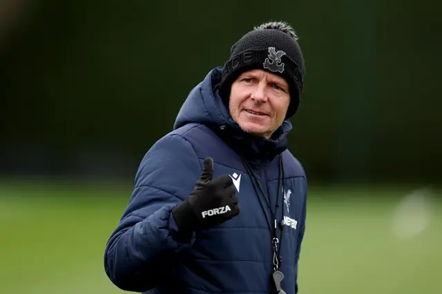 Oliver Glasner with his thumb up in Crystal Palace training
