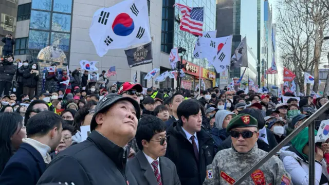 Yoon Suk Yeol's supporters gather in the thousands outside court