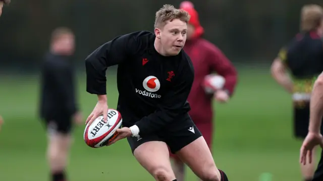 Sam Costelow in training with Wales