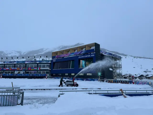Snow sprayer