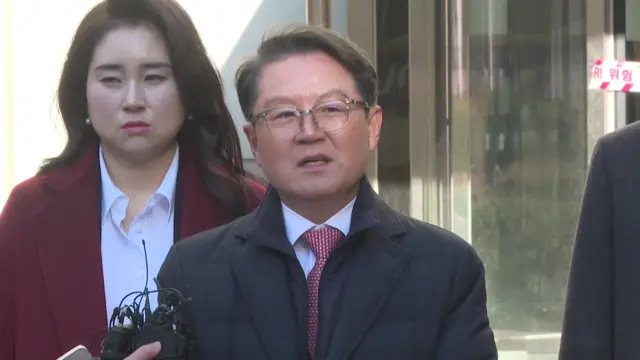 Yoon Kab-Keun outside courthouse