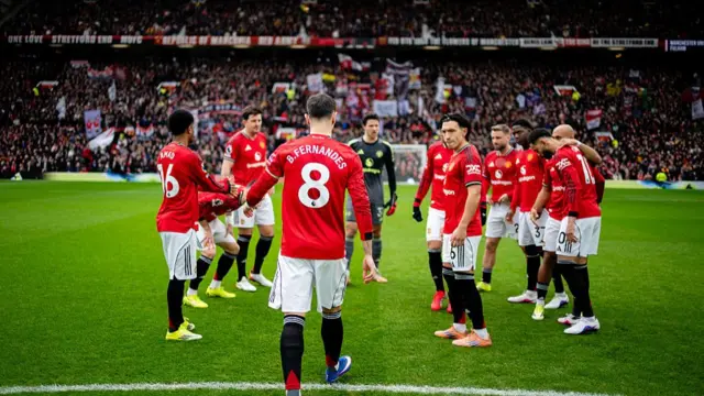 Manchester United players pre-match against Fulham