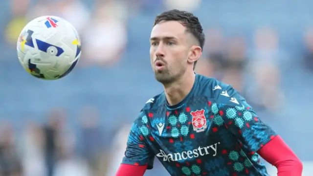 Ryan Hardie warming up for Wrexham