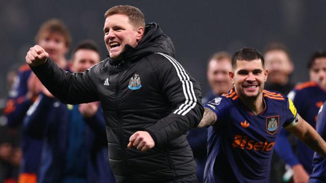 HLV Eddie Howe và cầu thủ Newcastle