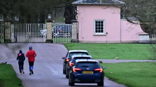 Three unmarked police vehicles arrive at Royal Lodge in a line