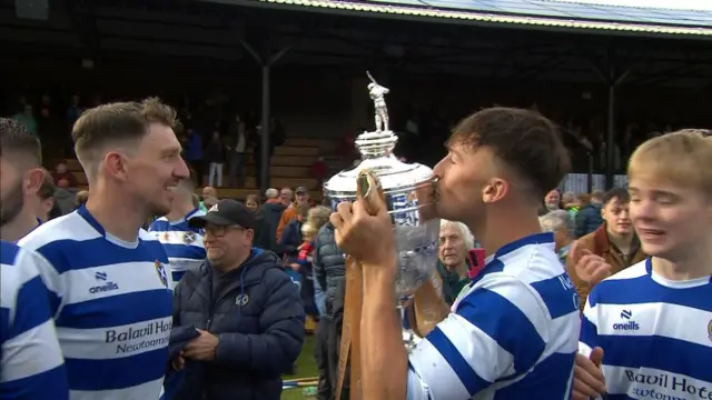 Cluicheadairean Bhaile Ùir an t-Slèibh le Cupa na Camanachd