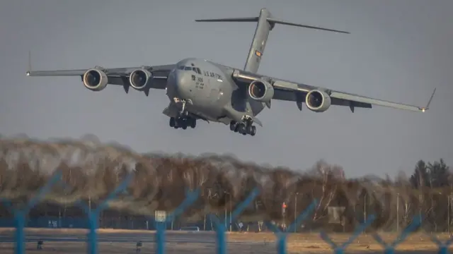 A US Air Force C-17 Globemaster III on final approach to land
