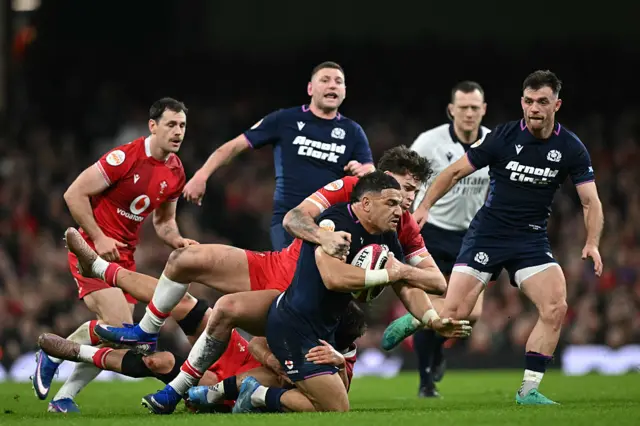 Eddie James tackles Sione Tuipulotu