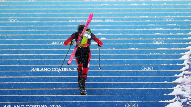 Oriol Cardona ascending the stairs