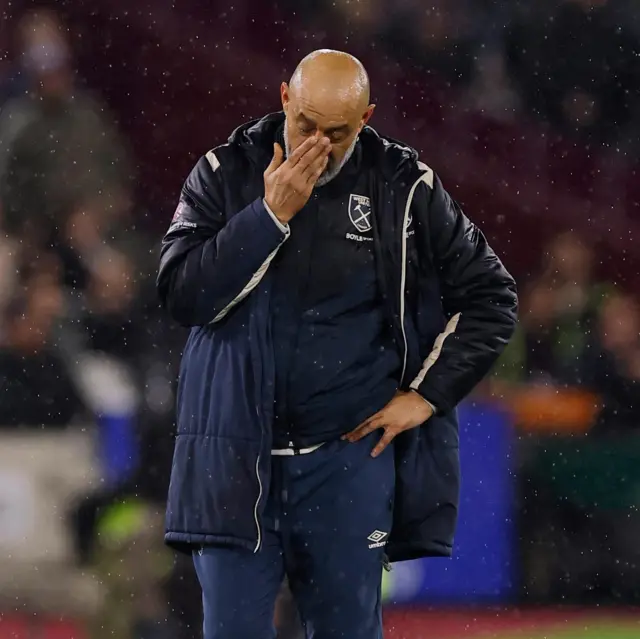 Nuno puts his hand to his head in reaction to West Ham missing a big chance