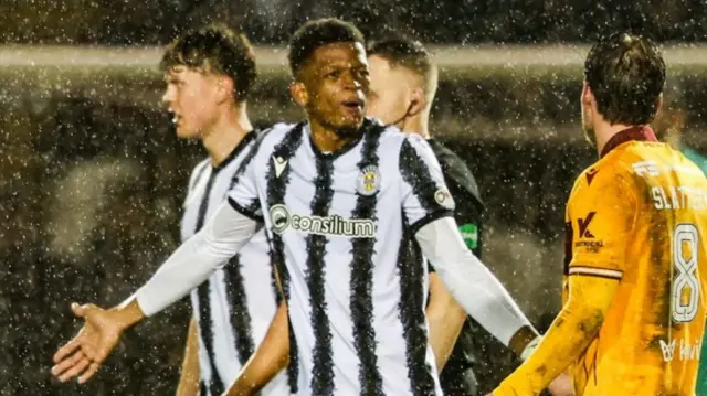 St Mirren's Richard King remonstrates with Motherwell's Callum Slattery