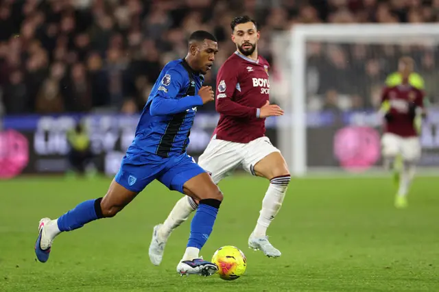 Bournemouth's Brazilian midfielder #37 Rayan runs with the ball