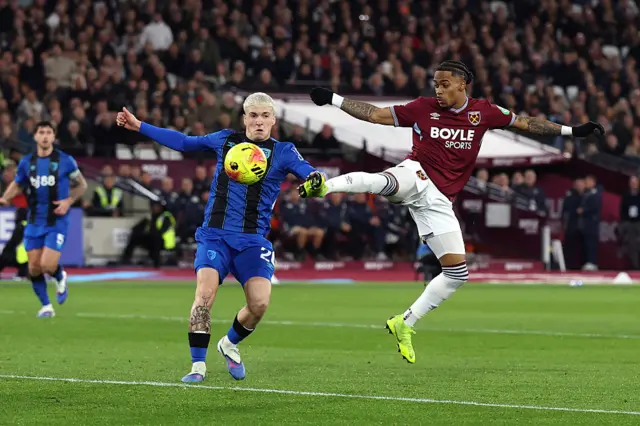 Crysencio Summerville of West Ham United shoots